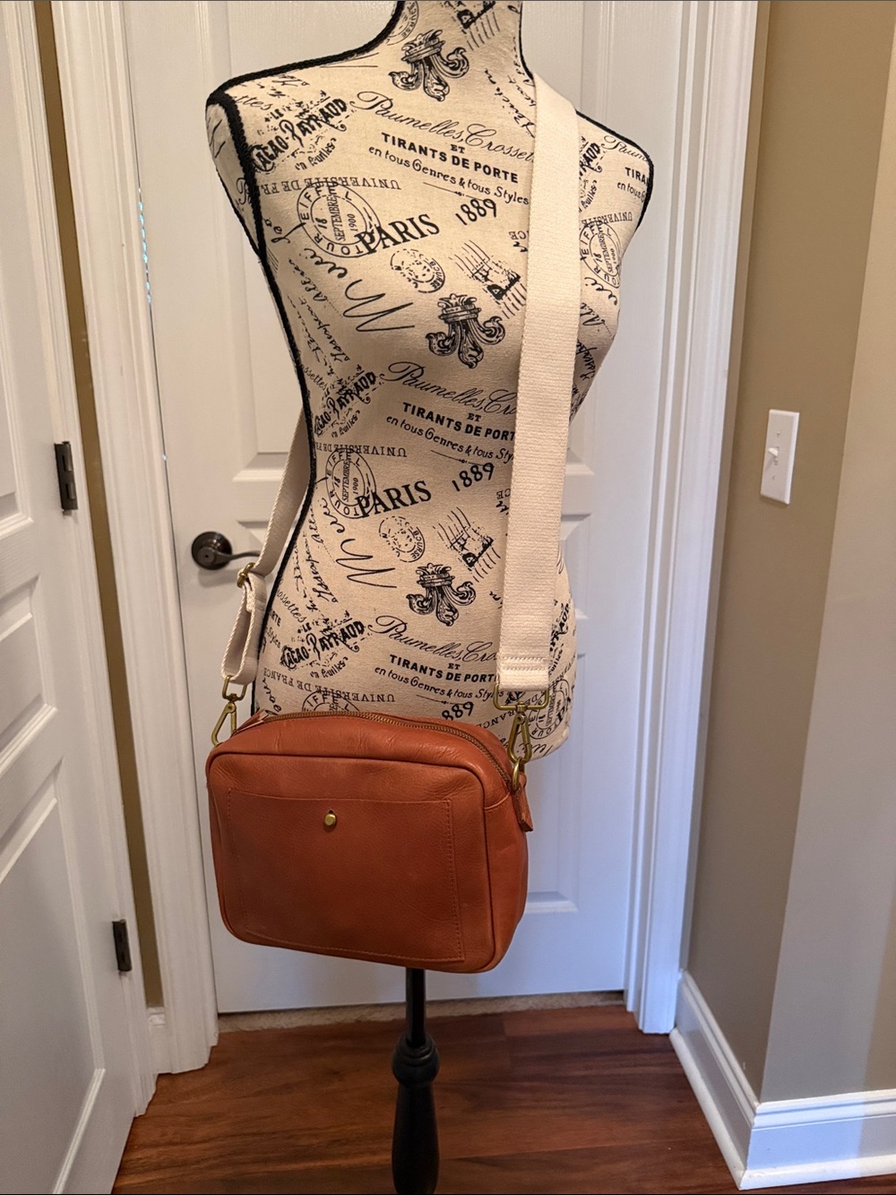 Madewell Leather Crossbody Camera Bag in Cognac with Adjustable Cream Strap - Picture 2 of 8